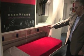 Он легко потянул стеллаж, и то, что за ним спрятано, просто поражает