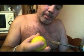 Жена попросила мужа почистить яблок для пастилы. Он нашел самый быстрый способ!