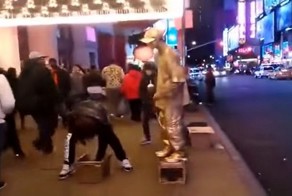 Он хотел украсть деньги у живой статуи, но быстро понял свою ошибку