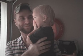 Эта малышка впервые увидела дождь. Ее реакция бесподобна!