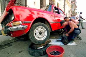 Как бывшие соотечественники помогают кубинцам решить вопрос с ремонтом старых советских машин