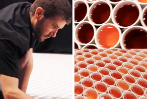 Он поставил 66 000 стаканчиков с водой на пол. Когда зрители подошли ближе, у них отняло дар речи!