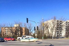 Катер на одном из канадских перекрестков