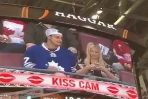 Хоккейный болельщик жестоко разыграл свою девушку во время матча