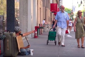 Бездомный ветеран и бездомный мальчик. Кому из них помогут и подкинут пару монет?