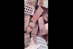 Жители китайской деревни разрывают кирпичи голыми руками