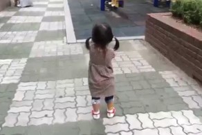 Пищащая обувь развеселила обиженную девочку