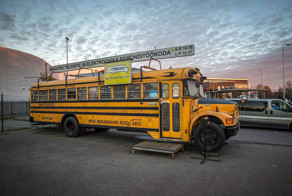 Бизнес внутри старого школьного автобуса