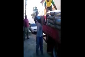 Бразильский грузчик носит на плечах по пять 20-килограммовых мешков цемента за раз