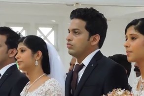 Смотря это видео вы подумаете, что у вас двоится в глазах. Близнецы-священники обвенчали близнецов-женихов на сестрах-близнецах