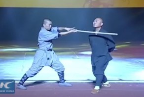 Монах Шаолиня демонстрирует умение ломать палки об шею