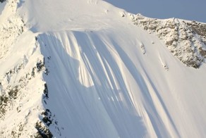 Горнолыжник выжил после падения с 500-метрового склона