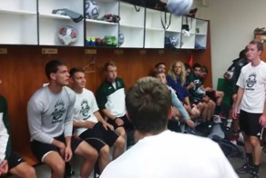 Игроки студенческой футбольной команды демонстрируют мастерство удара головой