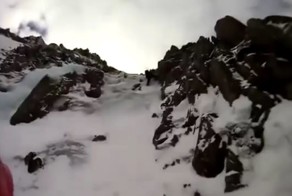 На альпиниста во время восхождения сбросили кусок льда