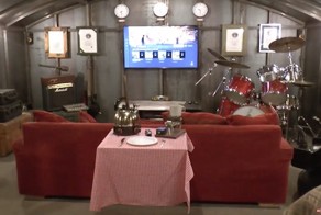 Английский сантехник построил на своём заднем дворе бункер с самонаводящимся АК-74, оружейной и барабанной установкой