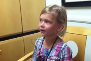 Частично глухая девочка впервые услышала свой голос. Её реакция бесценна!