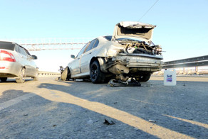 После удара об отбойник из BMW вылетели двигатель и коробка