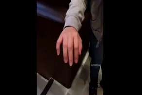 Девушка выворачивает ладонь наизнанку