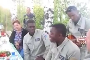 Утренний разрыв шаблона. Афроамериканцы душевно спели песню Олега Газманова «Офицеры»