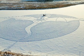 Английский художник нарисовал дракона на якутских снегах