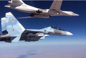 Су-30СМ прикрывает «Белого лебедя» над Сирией. Крутое видео от минобороны