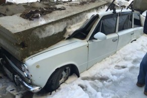 В Саратове на припаркованные машины свалились бетонные блоки