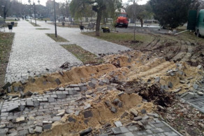В Николаеве бетономешалка разрушила дорожки в парке