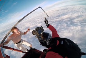 Экстремал спрыгнул с воздушного шара без парашюта