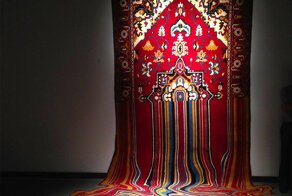 «Тающие ковры»: Художник создаёт необычные вещи на основе традиционных азербайджанских ковров