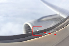 Для чего в самолете нужна эта маленькая дырочка в иллюминаторе?