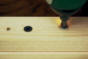 Выворачиваем шуруп со слизанным шлицем