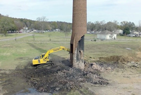 Неудачный снос кирпичной трубы экскаватором