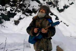 Забавный дед поет веселые песни