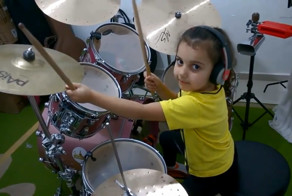 Девочка шикарно играет на ударных песню System Of A Down