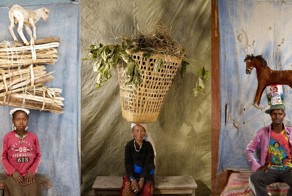 Что ты несёшь: Сколько вещей может унести на голове обычный человек