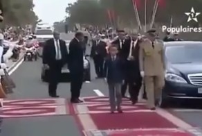 Реакция юного принца на попытки поцеловать ему руку