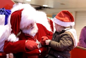 Эта маленькая девочка плохо слышит. Однако этот Санта знает все языки мира!