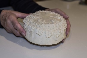 Мужчина нашёл 100-летний свадебный торт, делая уборку в гараже