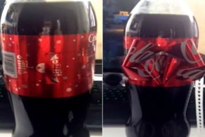 Бутылка Coca-Cola превращается....в украшение праздничного стола!