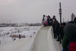 Шикарная ледовая горка в Тюмени