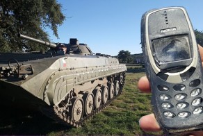 Что будет, если БМП проедет по Nokia 3310