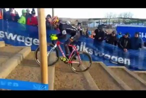 Вверх по лестнице на велосипеде