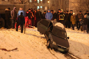 В Зеленограде владелец утопил свою машину в пруду