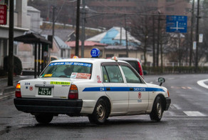 Старые автомобили таксистов на улицах Японии