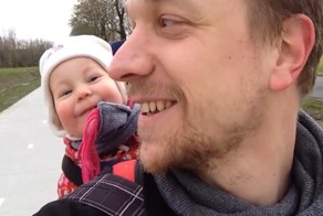 Отец пытается научить ребенка говорить "папа"