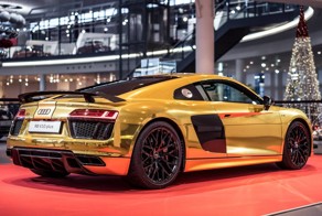 Блестящий и золотой Audi R8 V10 Plus