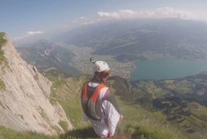 Безумству храбрых поем мы песню! Полет в вингсьюте между горами между горами в Швейцарии