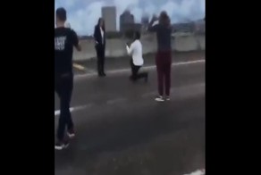 Американец перекрыл самое оживленное шоссе Хьюстона, чтобы сделать предложение девушке