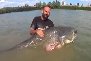 Этот рыбак даже не ожидал ТАКОГО улова!