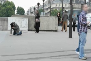 Если вы упадете на улице, подойдет ли к вам кто-нибудь? Эксперимент о важности внешности